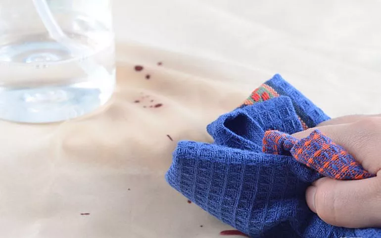вывести пятна крови на диване